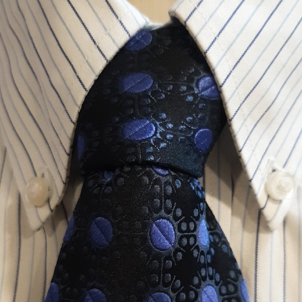 100% Silk Elegant Black and Blue Patterned Tie